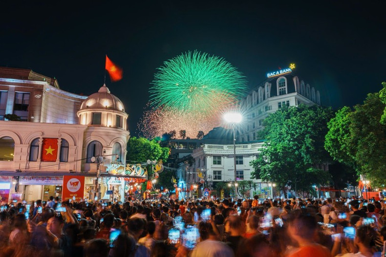 Des habitants de la capitale admirent un magnifique feu d’artifice au bord du lac Hoan Kiêm, à l’occasion du 80e anniversaire de la Fête nationale. Photo : VNA. feu-2-9.jpg