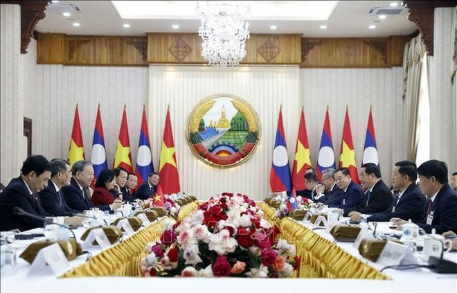 La rencontre entre le secrétaire général du Comité central du PCV, To Lam et le Premier ministre lao, Sonexay Siphandone à Vientiane. Photo : VNA.