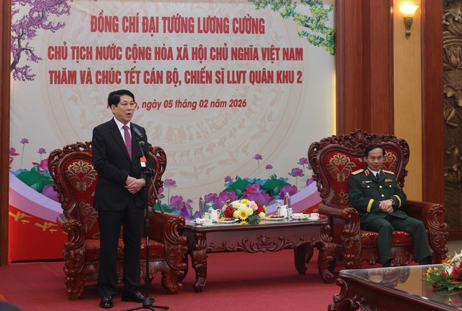 Le président Luong Cuong s'exprime lors de sa visite à la Région militaire 2. Photo : VNA.
