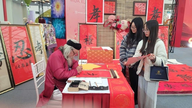 Un stand de calligraphie. Photo : VNA.