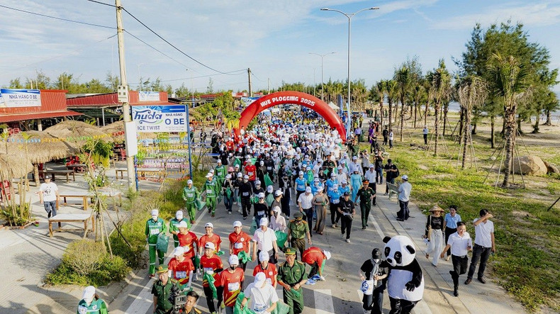 Près de 1 000 personnes participant à l'événement Hue Plogging 2025. Photo : khamphahue. rac-1000-khamphahue.jpg