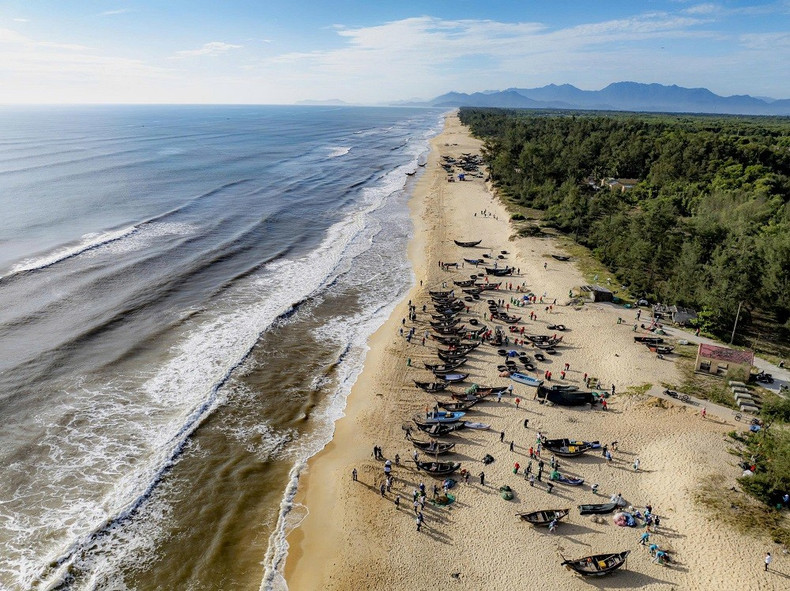 Plage de la commune de Vinh Thanh vue d'en haut. Photo : baovanhoa. bai-bien-hue-khamphahue.jpg