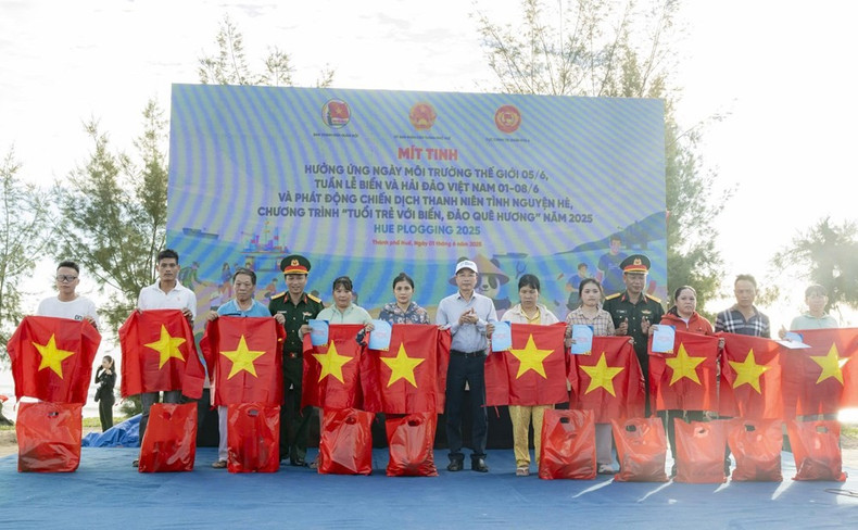 Le comité d'organisation a offert des drapeaux nationaux et des cadeaux aux familles de pêcheurs de la commune de Vinh Thanh, district de Phu Vang. Photo : baovanhoa. tang-co-ngu-dan-hue-baovanhoa.jpg