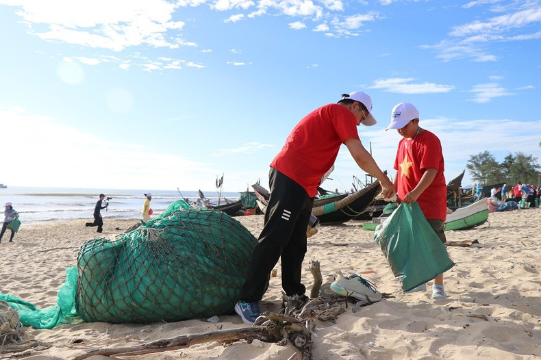 Sur la plage de Vinh Thanh, site principal du programme, plus de 1,2 tonne de déchets a été ramassée. Photo : khamphahue. gom-rac-2-khamphahue.jpg