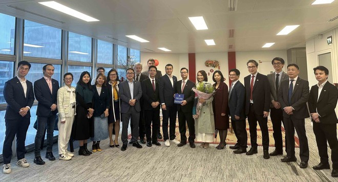 La délégation de l'ambassade du Vietnam en France, Trinh Duc Hai, et les représentants de FPT en France. Photo : VNA.