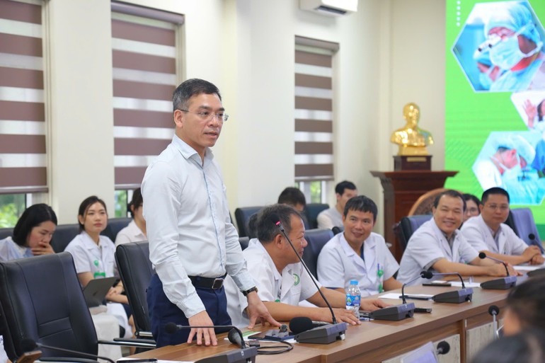 Le docteur Ha Anh Duc, représentant du ministère de la Santé, a salué cette réussite comme « l’opération la plus difficile actuellement pratiquée dans le monde ». Photo : NDEL. ha-anh-duc.jpg
