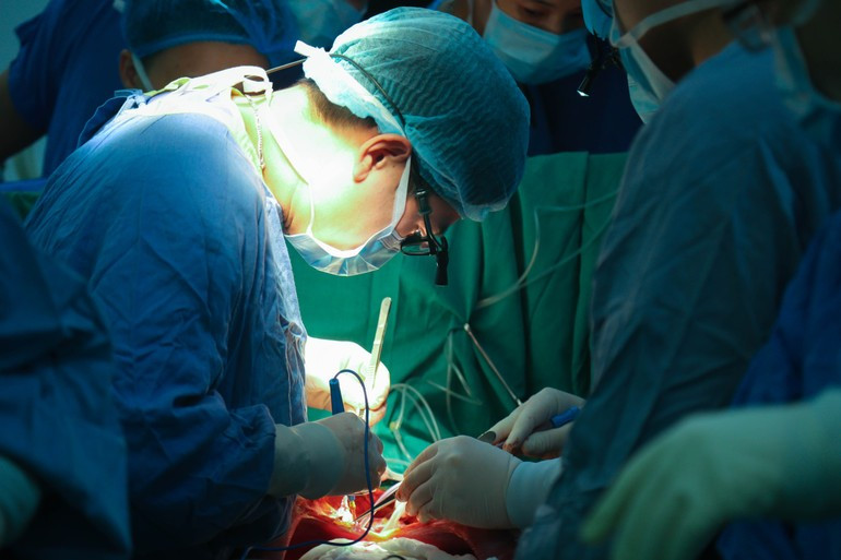 Pour la première fois au Vietnam, l’Hôpital Viet Duc a réalisé avec succès une greffe simultanée du cœur et des poumons sur une patiente en insuffisance multiviscérale. Photo : NDEL. ghep-tang.jpg