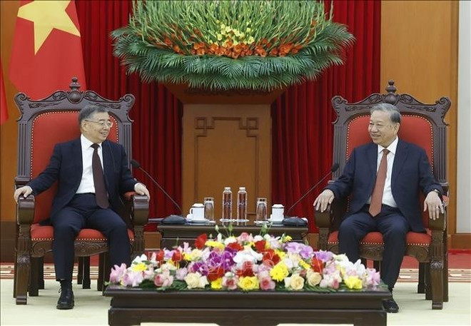 Le secrétaire général du PCV, To Lam (droite), reçoit Li Shulei, membre du Bureau Politique, secrétaire du Secrétariat et chef du Département de l’information du Comité central du PCC. Photo : VNA.