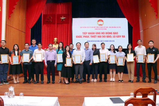 Cérémonie de réception des contributions en soutien aux sinistrés des tempêtes et inondations, organisée dans l’après-midi du 12 novembre. Photo : VNA.