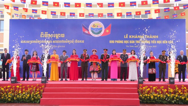 L’inauguration d’un internat à l’école primaire de Ben Cau (province de Tay Ninh). Photo : VNA.