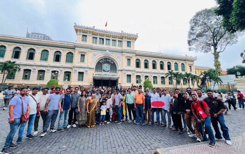 Des visiteurs étrangers devant la Post centrale à Ho Chi Minh-Ville. Photo : CVN. visiteurs-etrangers-devant-la-post-centrale-a-hcmv.jpg