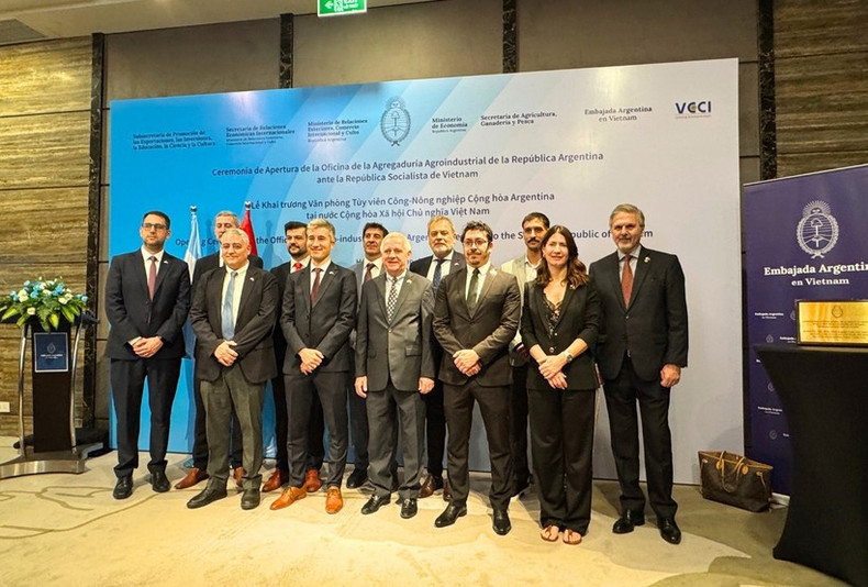 Des représentants de la délégation argentine lors de l’inauguration du Bureau de l’Attaché à l’agro-industrie de l’Argentine au Vietnam, tenue le 1er juillet 2025 à Hanoi. Photo : baocongthuong. bureau-2.jpg