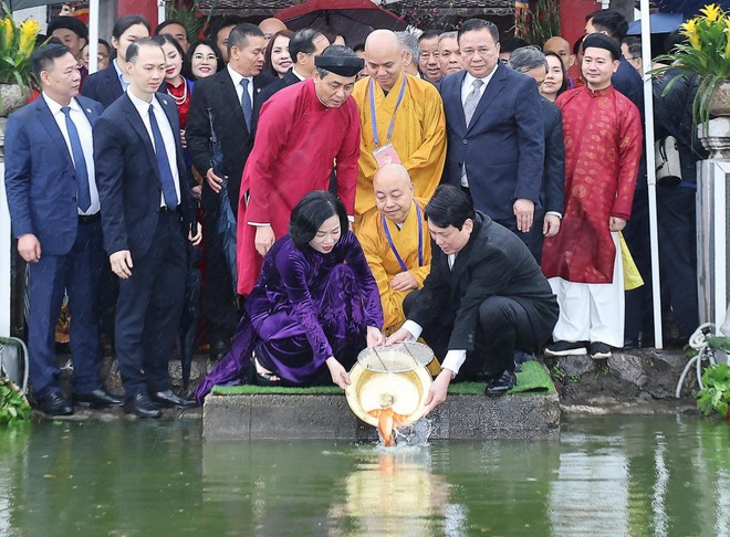 Le président Luong Cuong et son épouse lâchent des carpes dans le lac Hoan Kiem. Photo : VNA.