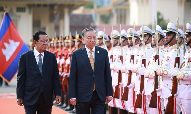 Le secrétaire général du Parti communiste du Vietnam (PCV), To Lam, et Samdech Techo Hun Sen passent en revue de la garde d’honneur des Forces armées royales cambodgiennes (FARC). Photo : VNA.