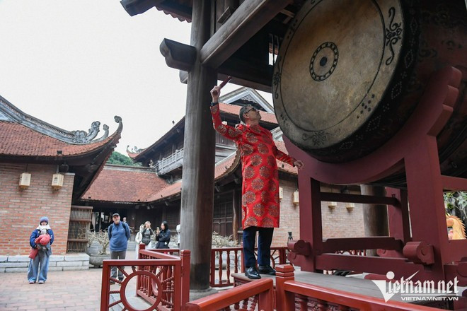 L'ambassadeur Olivier Brochet frappe le tambour Sấm. Photo : Vietnamnet.