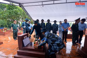 Des représentants des autorités locales, des unités participantes ainsi que des cadres et militaires du Régiment 260 inspectent la zone d’exhumation et de prélèvement d’ADN sur les tombes de martyrs dont l’identité reste inconnue. Photo : tintuc.vn