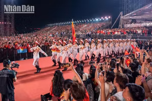 L’équipe chargée de la cérémonie de lever du drapeau, composée de soldats du Commandement chargé de la protection du Mausolée du Président Hô Chi Minh et de la Région militaire 7. Photo : NDEL