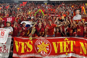 Des supporters vietnamiens au stade Rajamangala, à Bangkok en Thaïlande. Photo : VNA.