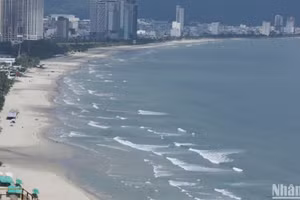 La plage de My Khe (Da Nang), une destination prisée pour la détente et la baignade, s’étend sur environ 900 mètres et se distingue par sa longue plage de sable propre. Photo : NDEL.