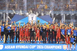 L'équipe vietnamienne soulève le trophée, sous les félicitations du président de la Fédération de football de l'ASEAN et du président de la Fédération Mondiale de Football. Photo : NDEL.