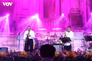 L’artiste émérite Quyên Van Minh se produit lors de la cérémonie d’ouverture du Hanoi Jazztival 2026.​​​​​ Photo : VOV.