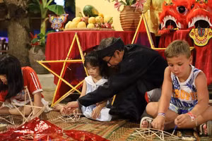 La fabrication ensemble des lanternes pour célébrer la fête de la pleine lune est une activité qui séduit aussi bien les enfants que les adultes. Photo : baovanhoa.vn