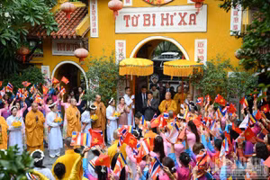 Le vénérable Thich Thanh Nhieu, abbé de la pagode Quan Su, accompagné d'autres moines et moniales bouddhistes, accueille le roi de Thaïlande Maha Vajiralongkorn Phra Vajiraklaochaoyuhua et la reine Suthida Bajrasudhabimalalakshana. Photo : NDEL.