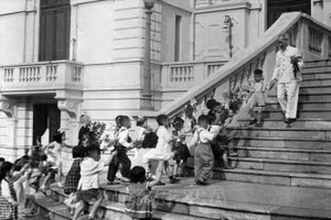Le Président Hô Chi Minh accueille des enfants au palais présidentiel à l'occasion de la Fête de la Mi-automne en 1961. Photo d'archives : VNA.
