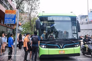 Hanoi accélère sa transition verte avec 28 nouveaux bus électriques en circulation, ici, des passagers montent à bord d'un bus électrique dans la rue Minh Khai. Photo : VNA.