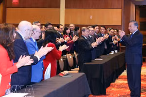 Le secrétaire général du Parti et président vietnamien To Lam rencontre des représentants de la communauté vietnamienne au Canada. Photo: VNA