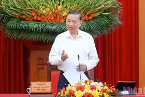 Le SG du PCV et président de la République, To Lam prend la parole lors de la séance de travail avec la Commission centrale des politiques et des stratégies sur la mobilisation des compétences des cadres issus des académies et instituts de recherche pour le conseil stratégique. Photo : NDEL