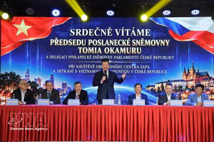 Le président de la Chambre tchèque à la rencontre de la communauté vietnamienne. Photo : VNA.