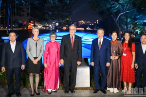 Le secrétaire général du Parti et président de la République, To Lam, et son épouse, avec le président suisse Guy Parmelin, son épouse et les membres de la délégation posent devant l'horloge florale suisse géante, située au bord du lac Hoan Kiem. Ce cadeau symbolique avait été offert à Hanoï par le maire de Berne (Suisse) à l'occasion du millénaire de Thang Long-Hanoï, en 2010. Photo : NDEL