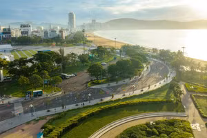 Depuis la place centrale, Quy Nhon se dévoile entre mer, montagnes et vie urbaine en pleine transformation. Un premier aperçu des rencontres entre nature, habitants et culture qui caractérisent cette région. Photo : Phat Dat.