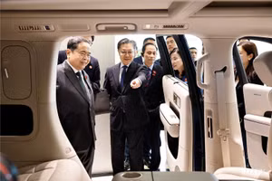 Le président de l’AN du Vietnam, Tran Thanh Man, visite l’espace d’exposition des véhicules électriques Xiaomi et découvre les principales technologies de la méga-usine de véhicules électriques Xiaomi, dans la zone économique de Yizhuang. Photo : VNA.