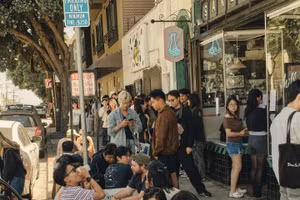 Des clients occidentaux et vietnamiens font la queue pour acheter du café. Photo : vietnamnet.vn