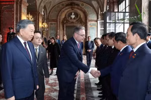 Le secrétaire général du Parti et président de la République, To Lam, présente les membres de la délégation vietnamienne de haut rang au Premier ministre belge, Bart De Wever. Photo : VNA