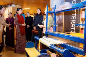 Ngo Phuong Ly, épouse du secrétaire général du Parti communiste du Vietnam (PCV) et président de la République To Lam, et la reine Mary visitent BIBLIOTEKET Rentemestervej, une bibliothèque faisant également office de centre culturel communautaire dans la capitale, Copenhague. Photo : VNA.