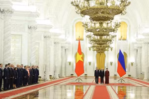 Le président russe Vladimir Poutine préside la cérémonie d'accueil du secrétaire général du Parti et président To Lam, de son épouse et de la délégation vietnamienne de haut niveau lors de leur visite d'État en Fédération de Russie. Photo : VNA.