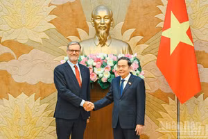 Le président de l'AN du Vietnam Tran Thanh Man (à droite) et l’ambassadeur de France au Vietnam, Olivier Brochet. Photo : NDEL.
