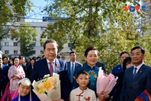 Le président de l’Assemblée nationale Trân Thanh Mân et son épouse rencontrent le personnel de l’ambassade et la communauté vietnamienne en Mongolie. Photo : VOV.