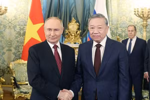 Le secrétaire général du Parti communiste du Vietnam, To Lam (droite) et le président russe Vladimir Poutine, en mai 2025 en Russie. Photo : VNA.