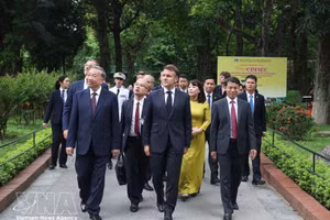 Le secrétaire général du Parti To Lam et le président français visitent le site historique consacré au Président Hô Chi Minh au palais présidentiel, en mai 2025. Photo : VNA.