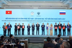 Le Vietnam et la Russie échangent des documents de coopération dans les domaines des sciences, des technologies et de l’éducation. Photo : VNA.