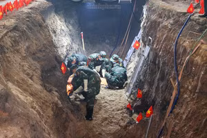 Les autorités recherchent et récupèrent les dépouilles de soldats tombés au combat dans le parc Le Thi Rieng. Photo : VGP.