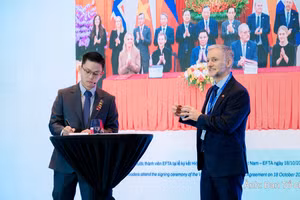 L'ambassadeur de Norvège au Vietnam, Stein Iversen, et David Tuan Anh Nguyen, directeur général de NordCham Vietnam, lors du Forum. Photo : congthuong.vn
