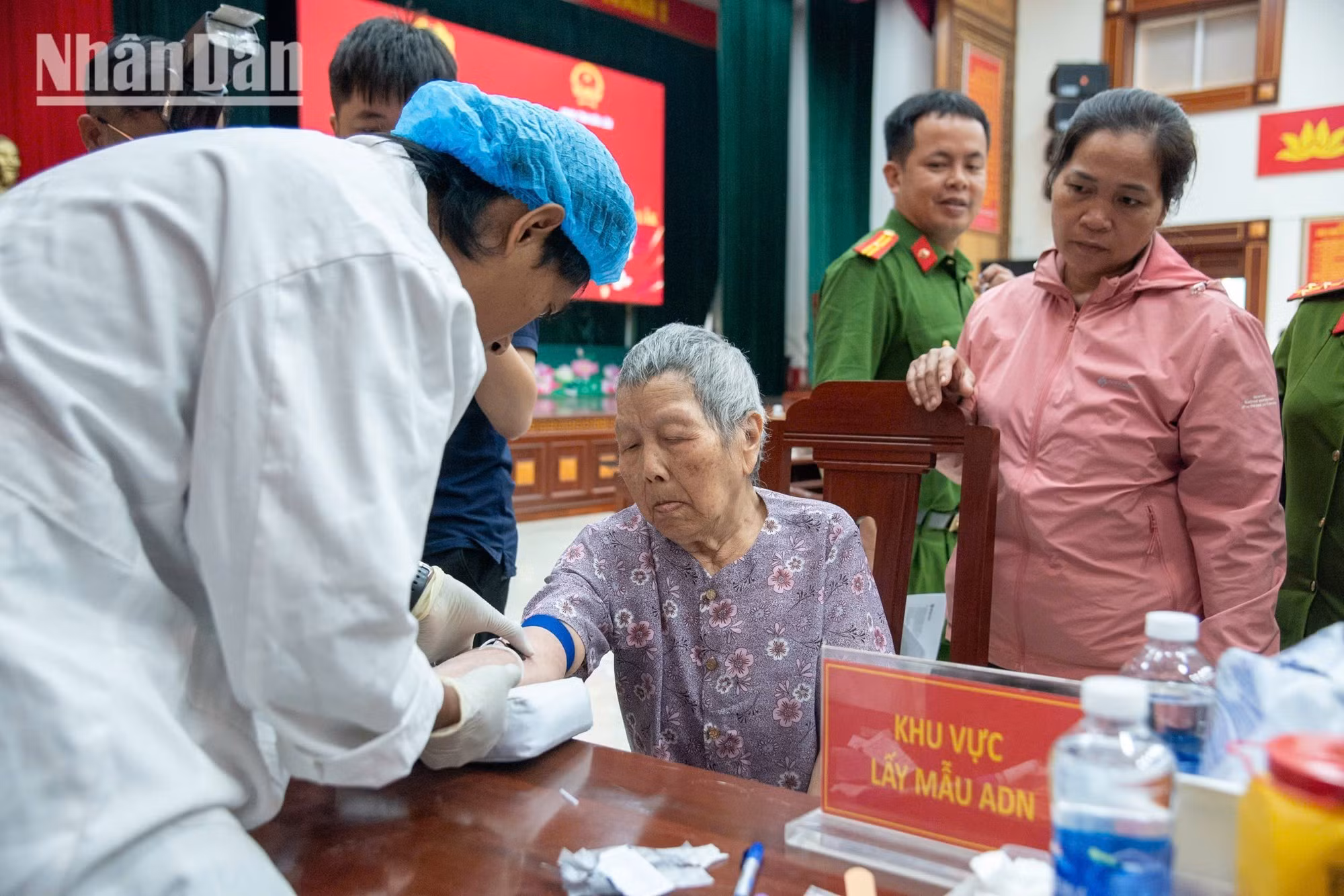 Les techniciens de la société Gen Viet procèdent au prélèvement des échantillons biologiques. L’opération est réalisée rapidement, avec professionnalisme et dans le strict respect des normes d’hygiène médicale. Chaque kit de prélèvement est muni d’un code d’identification unique afin d’exclure tout risque de confusion.