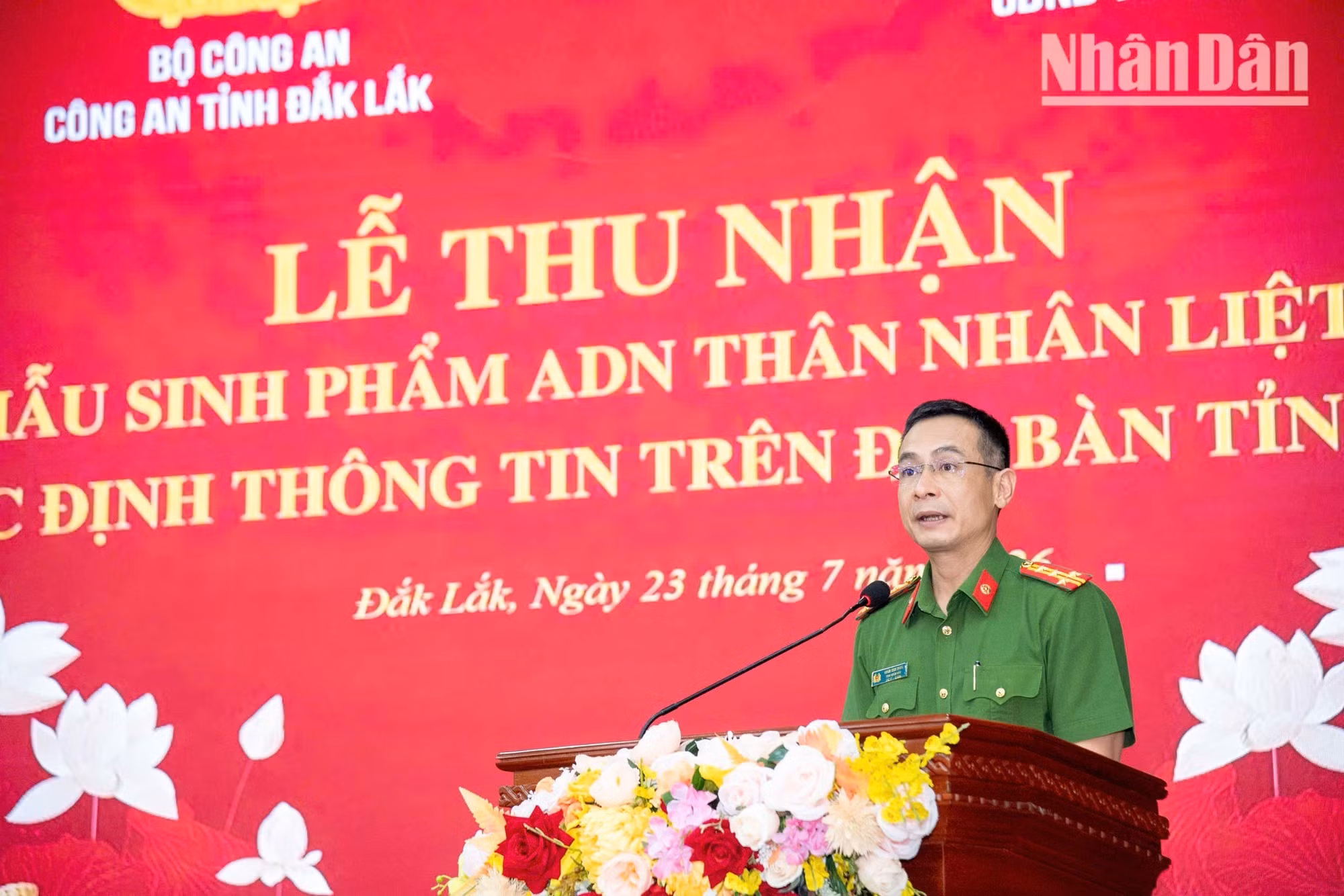 Le colonel Tran Binh Hung, directeur adjoint de la Police de la province de Dak Lak (dans les Hauts Plateaux du Centre du Vietnam), a indiqué avec émotion que plus de 4 300 soldats tombés pour la Patrie de la province demeurent encore non identifiés. Le prélèvement d’échantillons ADN constitue un acte concret de reconnaissance envers les héros tombés pour la Patrie, à l’occasion du 79ᵉ anniversaire de la Journée des Invalides de guerre et des Morts pour la Patrie. Il a demandé à toutes les forces mobilisées d’accomplir cette mission avec le plus haut sens des responsabilités et un esprit de service exemplaire.
