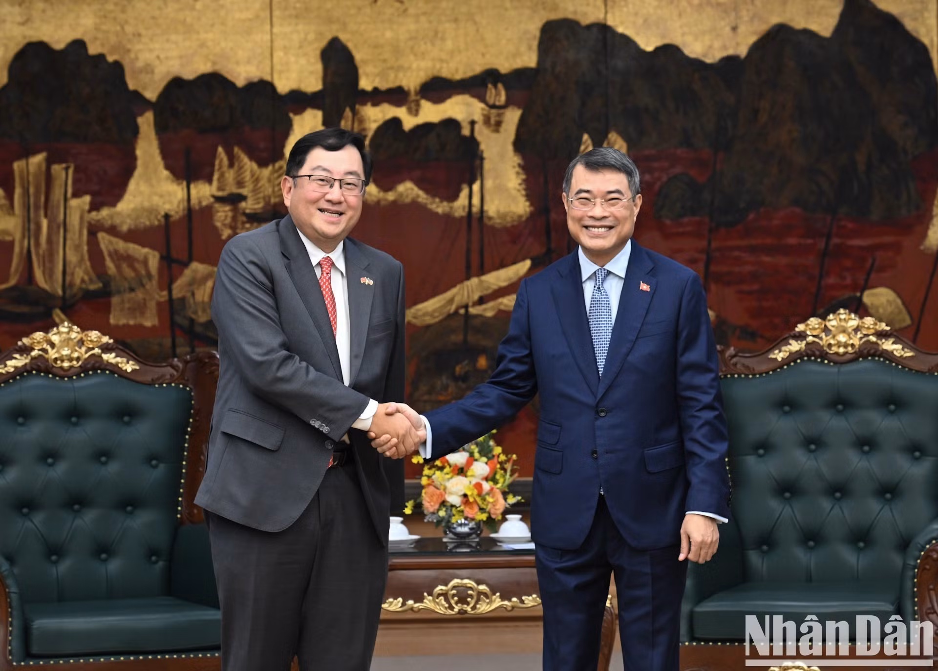 Le Premier ministre Le Minh Hung (droite) et l'ambassadeur de Malaisie au Vietnam, Tan Yang Thai. Photo : NDEL