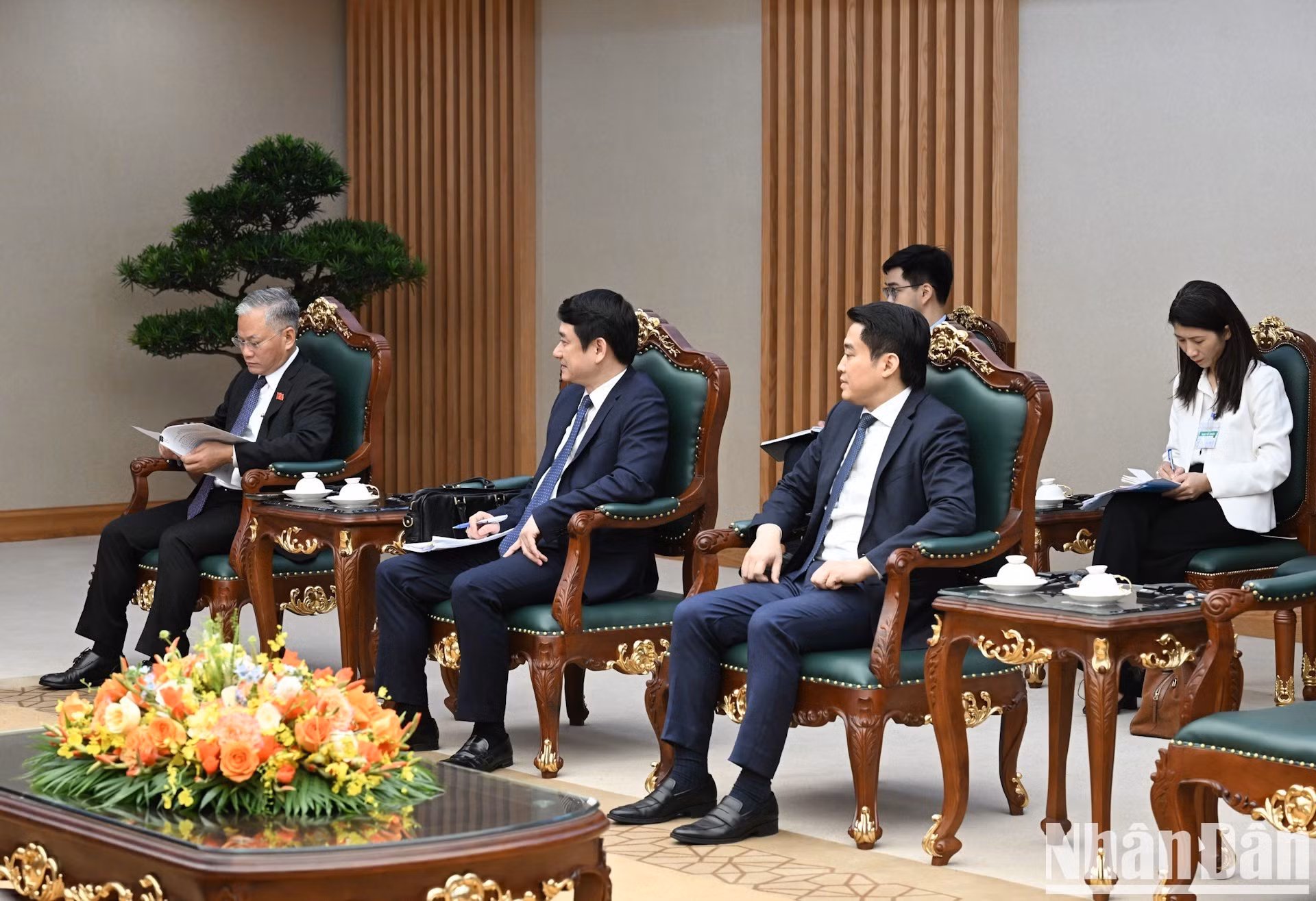Des représentants de divers ministères, départements et agences du gouvernement vietnamien assistent à la réception. Photo : NDEL